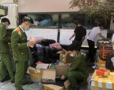 Thừa Thiên Huế: Bắt giữ xe tải chở nhiều mặt hàng cấm