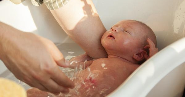 Trẻ sơ sinh nên tắm lần đầu khi nào?