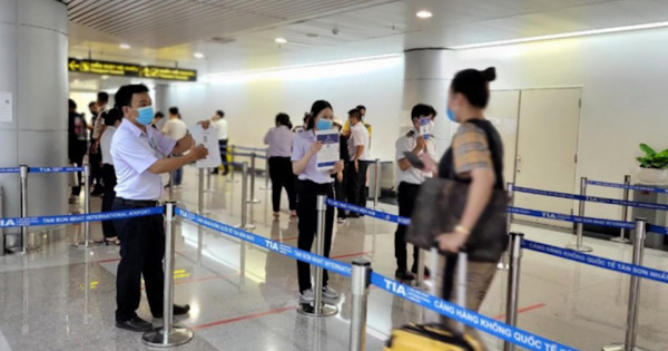 Cải tiến quy trình kiểm tra y tế giảm ùn tắc sân bay Tân Sơn Nhất