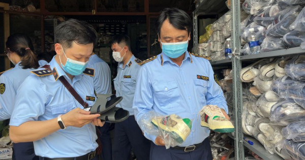 Phát hiện kho hàng khủng, chứa hàng ngàn sản phẩm nghi giả các thương hiệu lớn