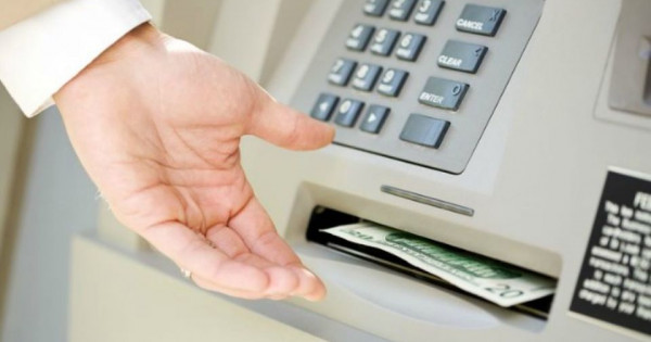 Người dân có thể rút tiền tại cây ATM bằng căn cước công dân gắn chip