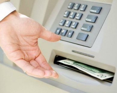 Người dân có thể rút tiền tại cây ATM bằng căn cước công dân gắn chip
