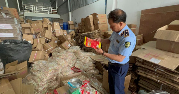 Hà Nội: Thu giữ số lượng lớn thùng kẹo Trung Quốc ''hô biến'' thành kẹo Nhật Bản
