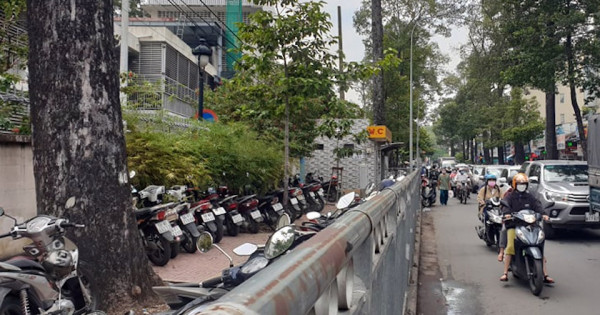 TP Hồ Chí Minh: Xử nghiêm tình trạng "băm nát" vỉa hè làm bãi giữ xe
