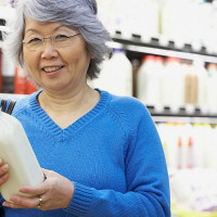 Chọn sữa cho người cao tuổi đúng cách?