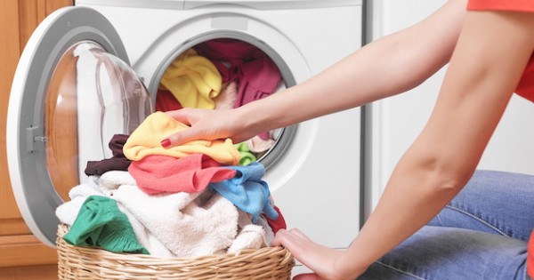 Lưu ý khi giặt và bảo quản quần áo trong mùa hè
