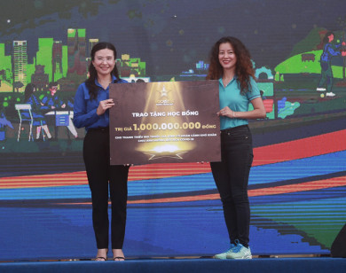 Chương trình 'Bền bỉ Việt Nam' trao tặng 1 tỷ đồng cho thanh thiếu nhi khó khăn bị ảnh hưởng bởi Covid-19