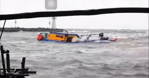 Lật tàu cá tại Phú Quốc, đang tìm kiếm 2 người mất tích