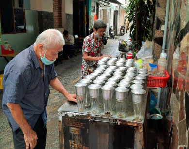 Tiệm cà phê phin ''Hết rồi con ơi!'' níu giữ khách hàng hơn 25 năm