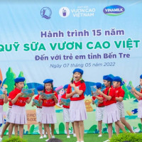 Quỹ sữa Vươn cao Việt Nam và Vinamilk dành nhiều món quà đặc biệt cho trẻ em nhân 15 năm thành lập