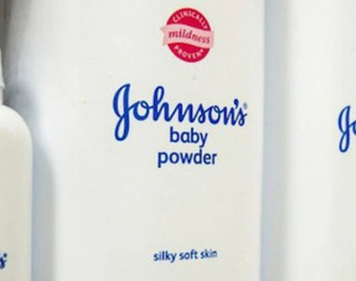 Johnson & Johnson dừng bán phấn rôm trẻ em có bột talc trên toàn cầu