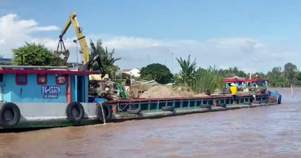 An Giang: Buộc 15 sà lan chở quá tải trên sông Tiền phải hạ tải
