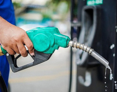 Giá xăng giảm, giá dầu tăng vọt từ 15 giờ chiều nay
