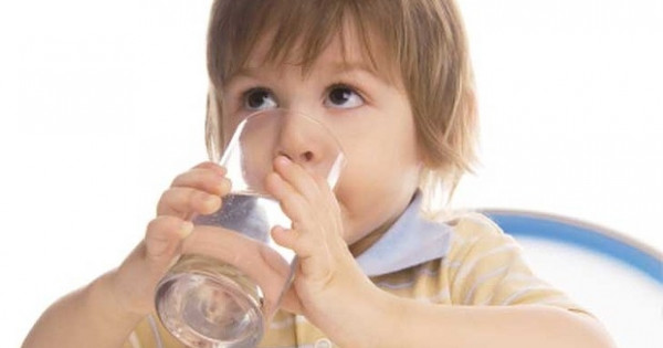 Bù nước cho trẻ đúng cách khi bị tiêu chảy