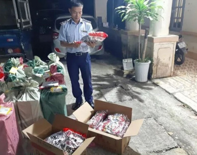 Lạng Sơn: Phát hiện lượng lớn các gói chân gà, chân vịt tẩm ướp gia vị nhập lậu