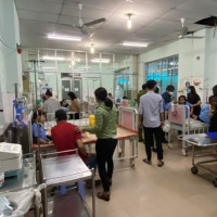 16 học sinh tiểu học nhập viện cấp cứu sau khi uống sữa ở trường