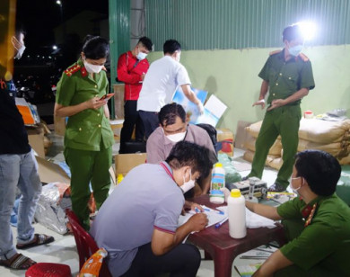 Bắt quả tang đối tượng sản xuất thuốc bảo vệ thực vật giả ở An Giang