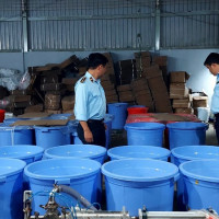 TP Hồ Chí Minh: Phát hiện 5 kho, xưởng sản xuất làm giả hàng chục nhãn hiệu dầu gội, sữa tắm
