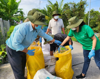 Nông dân thu gom rác thải từ vỏ chai, bao gói thuốc BVTV đã sử dụng