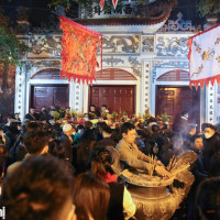 Biển người đi lễ Phủ Tây Hồ trong ngày đầu năm mới Quý Mão 2023