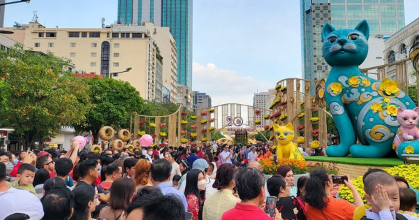 Người dân tranh thủ tham quan đường hoa Nguyễn Huệ trong ngày cuối mở cửa
