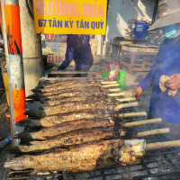 Người dân đổ xô mua cá lóc nướng ngày vía Thần Tài
