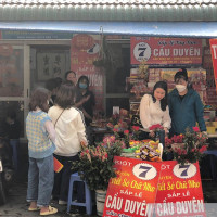 Rất đông bạn trẻ đi chùa cầu duyên trước ngày Valentine