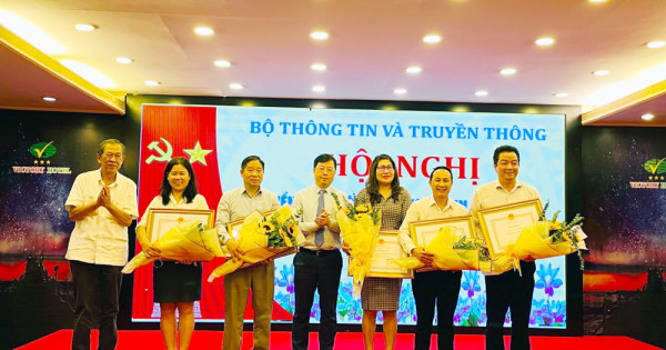 Vina CHG vinh dự đón nhận bằng khen Bộ trưởng Bộ Thông tin và Truyền thông