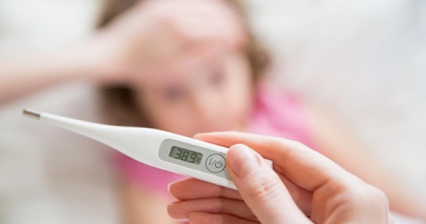 Trẻ bị sốt nên chườm nóng hay lạnh?
