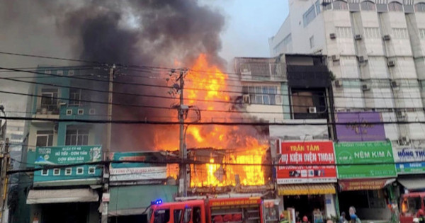 TP Hồ Chí Minh: Cháy lớn gần bến xe Miền Đông cũ, thiêu rụi nhiều tài sản