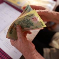 Trường hợp nào bị tạm dừng nhận lương hưu năm 2023?