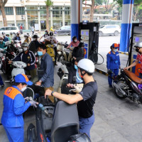 Giá xăng dầu quay đầu giảm vào ngày mai?