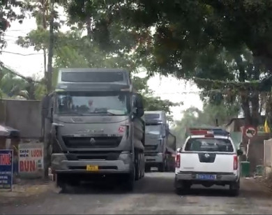 TP Biên Hòa: Vì sao hàng loạt xe tải ngang nhiên lưu thông trên đường cấm?