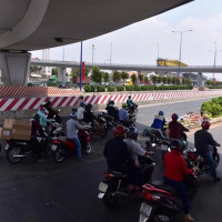 Người dân TP Hồ Chí Minh vật vã trong nắng nóng gần 40 độ C
