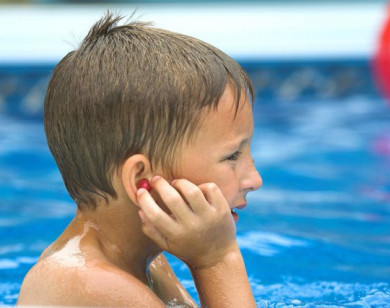 Mùa hè cho trẻ đi bơi cần cảnh giác nguy cơ lây nhiễm bệnh