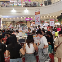TP Hồ Chí Minh: Trung tâm thương mại đông khách ngày đầu nghỉ lễ 30/4-1/5
