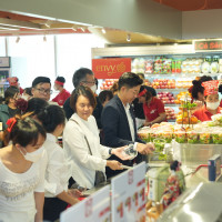 Mừng lễ 30/4, nhiều siêu thị ở TP Hồ Chí Minh giảm giá “sốc”