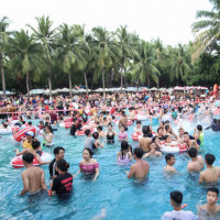 Biển người đổ về Công viên nước Đầm Sen dịp nghỉ lễ 30/4 - 1/5 