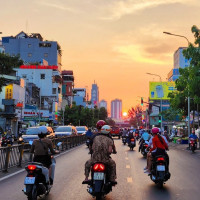 Nắng rát mặt, người dân TP Hồ Chí Minh mệt mỏi mưu sinh ngày cuối tuần