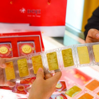 Giá vàng thế giới và trong nước chiều 12/5 tiếp tục giảm