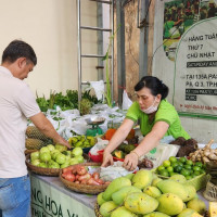 Người tiêu dùng hào hứng mua nông sản sạch từ Phiên chợ Xanh tử tế