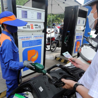 Ngày mai, giá xăng dầu tăng trở lại?
