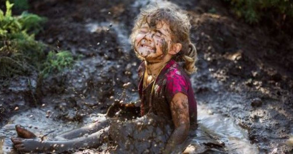 Lợi ích bất ngờ khi cho trẻ hoạt động và vui chơi ngoài trời với bùn đất