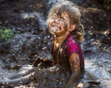 Lợi ích bất ngờ khi cho trẻ hoạt động và vui chơi ngoài trời với bùn đất