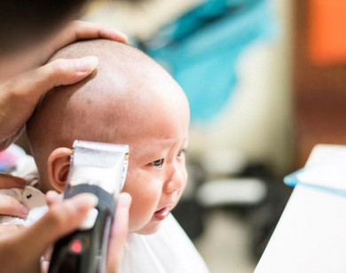 Vì sao cha mẹ không nên cạo trọc đầu cho con trong mùa nóng?