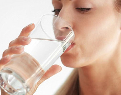 Có nên uống nước nhiều hơn ăn trong mùa hè nắng nóng?