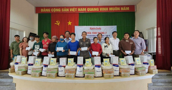 Báo Kinh tế & Đô thị tặng quà cho đồng bào dân tộc tỉnh Bình Phước