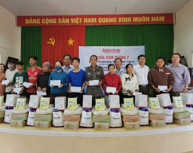 Báo Kinh tế & Đô thị tặng quà cho đồng bào dân tộc tỉnh Bình Phước