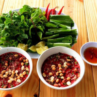 Người đàn ông bị điếc đột ngột sau khi ăn tiết canh lợn