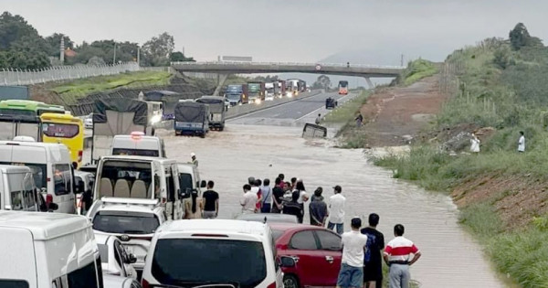 Cao tốc Phan Thiết – Dầu Giây bị ngập: Khi dòng sông vô tình mang tội